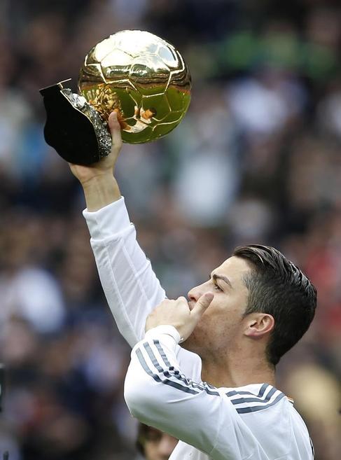 Cristiano ofrece el Balón de Oro en el Bernabéu.