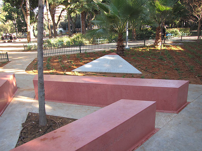 Imagen del monumento a los homosexuales represaliados por el nazismo.