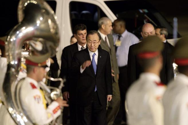 El secretario general de la ONU, a su llegada a la isla.