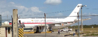 Un avin espera en la pista de aterrizaje del aeropuerto de Santo...