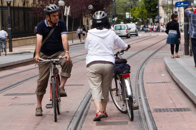 Dos ciclistas por las calles de la capital alavesa.
