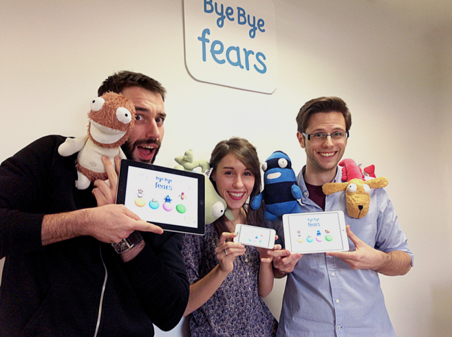 El equipo de Fluff con su videojuego, app y sus muñecos.