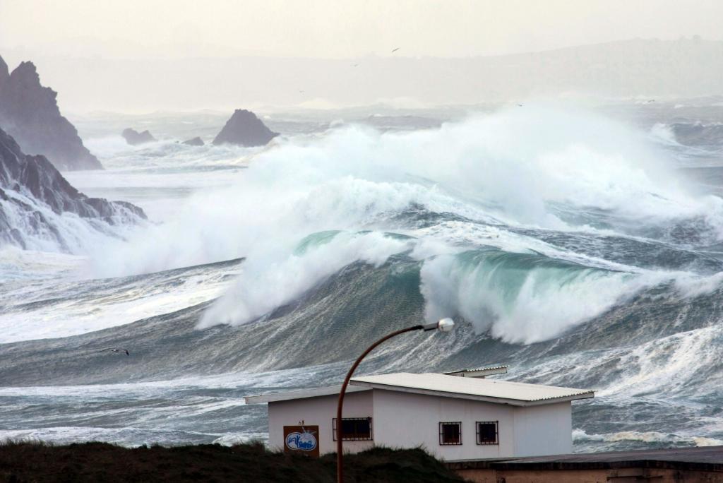 Galicia, sacudida por un fuerte oleaje - Los vientos en la costa han su ...
