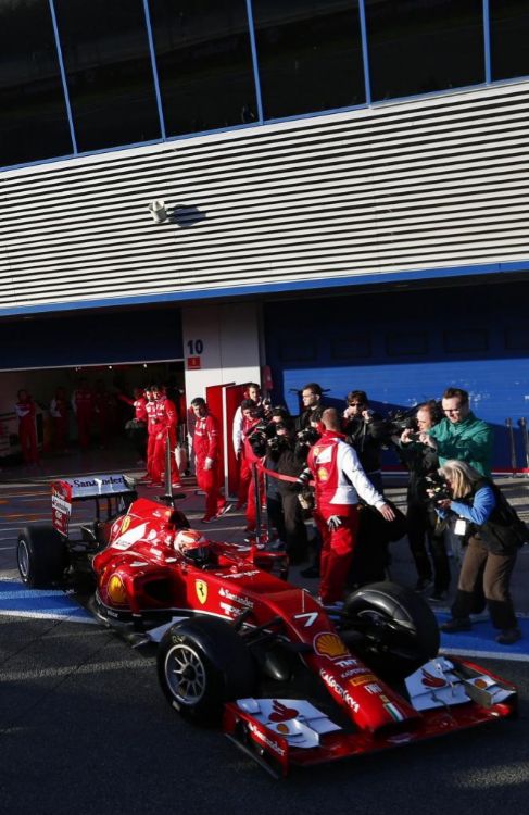 Raikkonen, con su F14-T, en el pit-lane de Jerez.