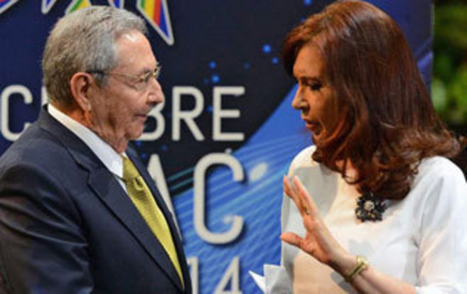El presidente cubano, Ral Castro, con su homloga argentina,...