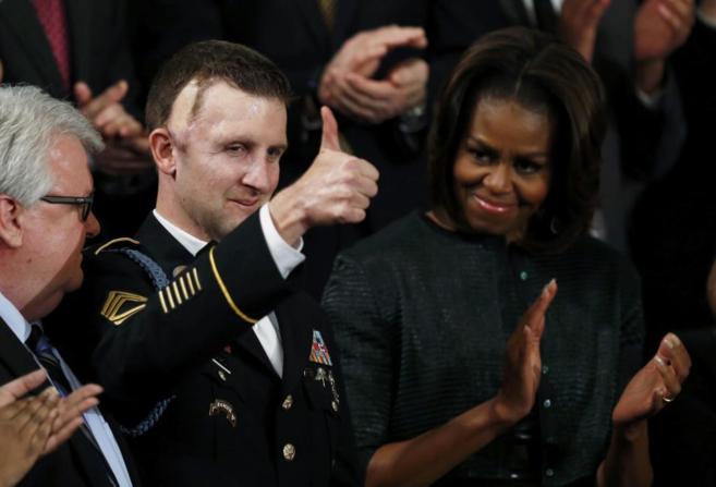 El sargento Remsburg, junto a Michelle Obama, recibe la ovacin del...