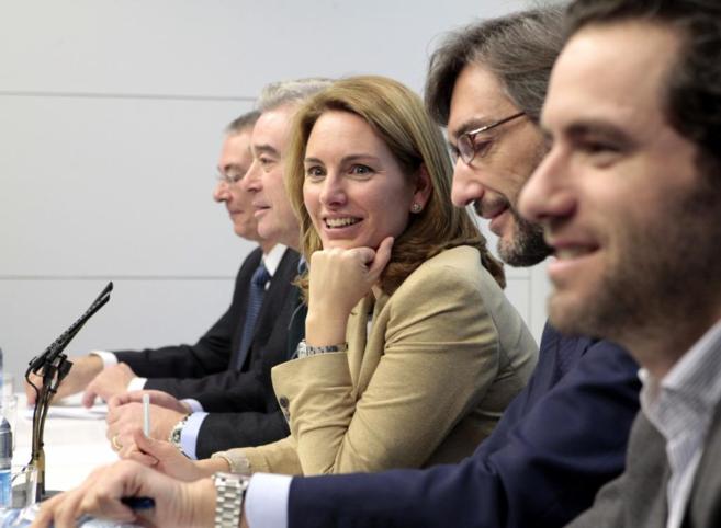 La presidenta del PP vasco, Arantza Quiroga, junto a miembros de su...