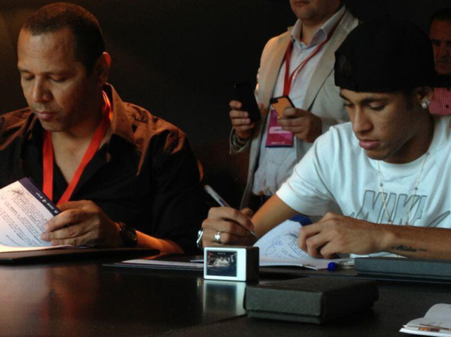 Neymar y su padre, el da de la firma del contrato con el Barcelona.