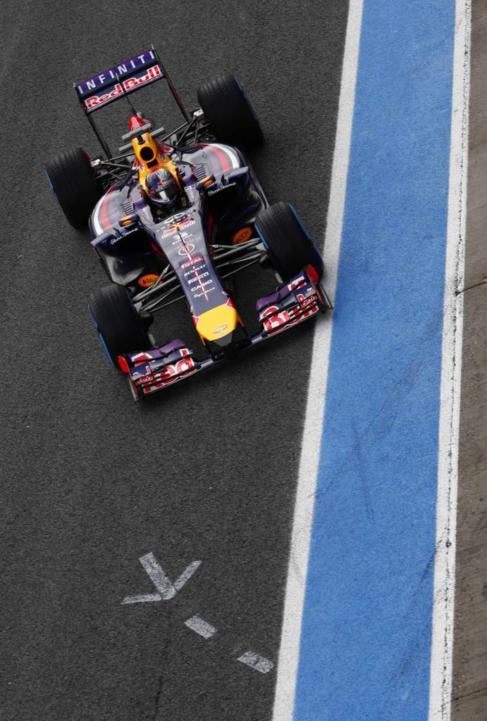 Sebastian Vettel, en el 'pit lane' de Jerez con su RB10.