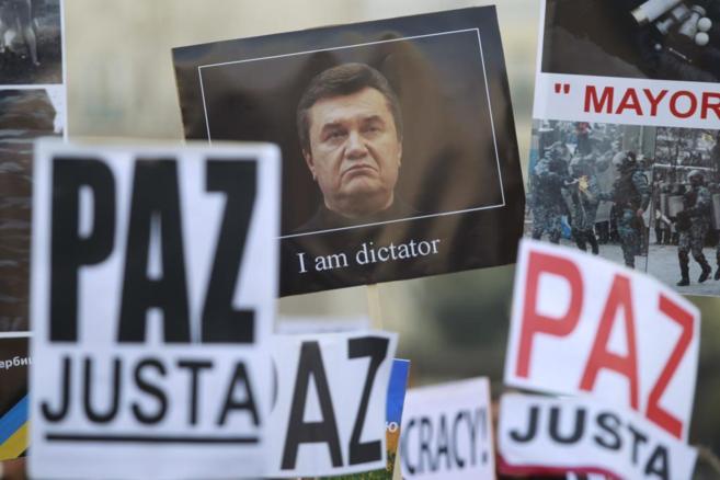 Una pancarta con la imagen de Yanukovich y sobre la leyenda 'Soy...