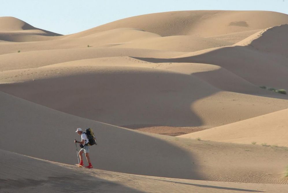 Un hombre camina por el desierto