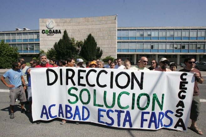 Trabajadores de Cegasa concentrados ante la empresa como protesta de...