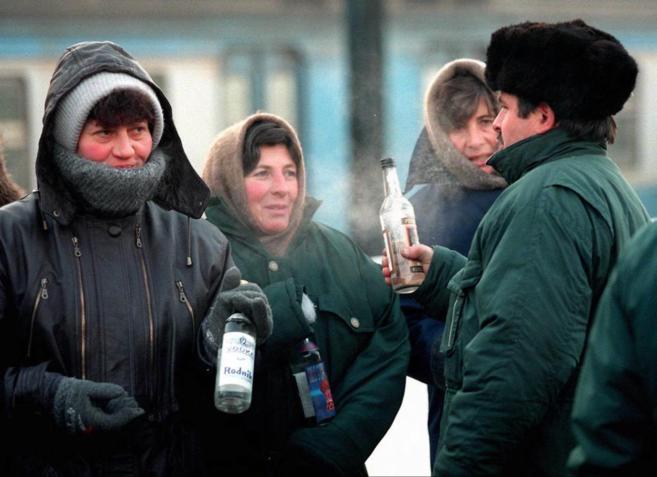 Una mujer ucraniana vendiendo botellas de  vodka en Kiev.