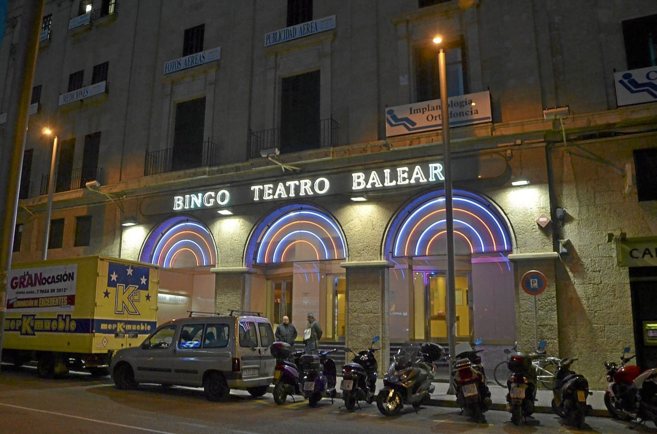 Fachada del Bingo Teatro Balear en la plaza Comtat del Rossell,...