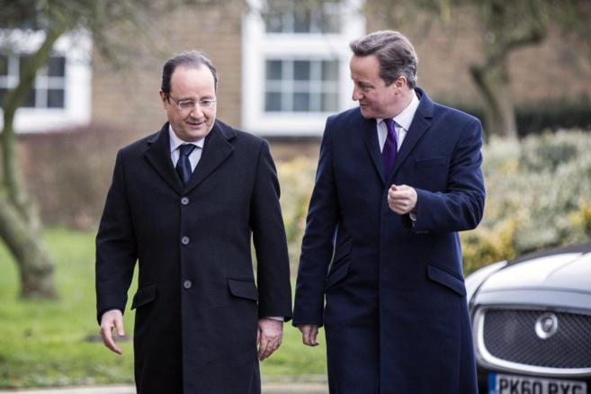 Hollande y Cameron a su llegada a una base militar de la Fuerza Aérea...
