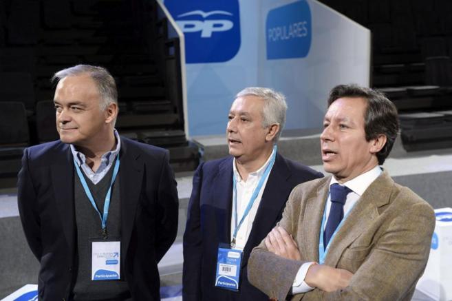 Medio plano de Carlos Floriano, Javier Arenas y Esteban Gonzlez Pons...
