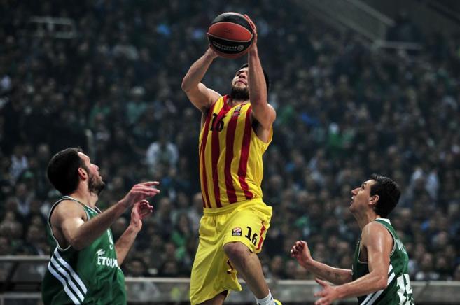 Papanikolaou lanza a canasta en el partido ante el Panathinaikos.