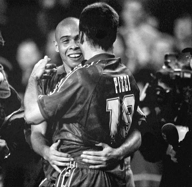 Ronaldo y Pizzi celebran un gol durante su etapa en el Barcelona.
