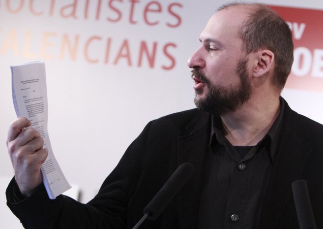 El diputado socialista Josep Moreno lee este viernes el contrato de la...