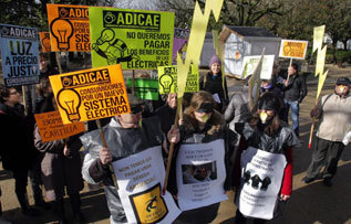 Manifestantes con pancartas en Santiago de Compostela.