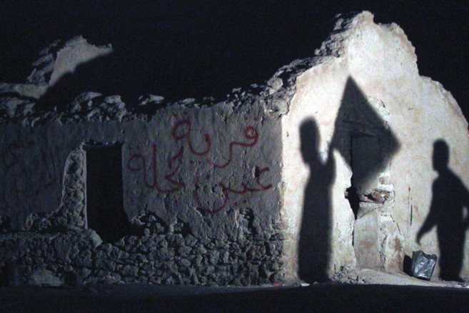 Las sombras de dos hombres palestinos en el monasterio de San...