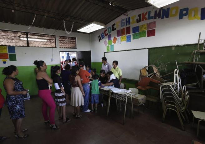 Cola de votantes en un colegio electoral de El Salvador.