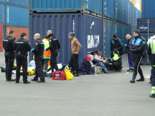 Los inmigrantes fueron atendidos tras ser rescatados del contenedor.