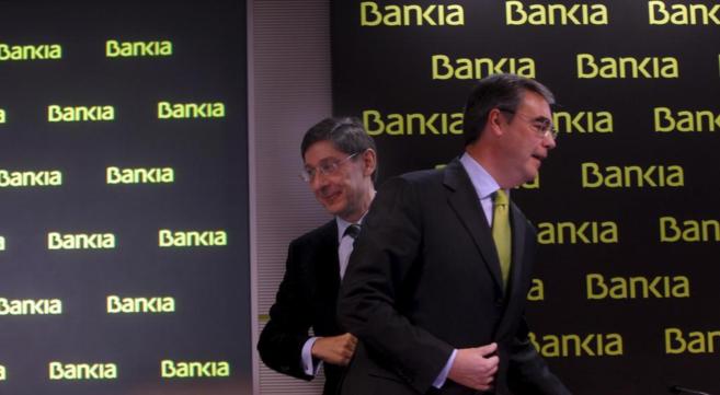 El presidente de Bankia, Jos Ignacio Goirigolzarri, pasa por detrs...