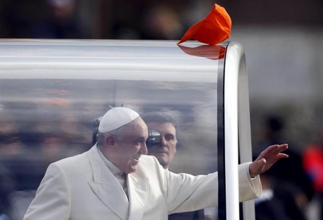 El Papa Francisco saluda a sus fieles tras su audiencia general, en la...