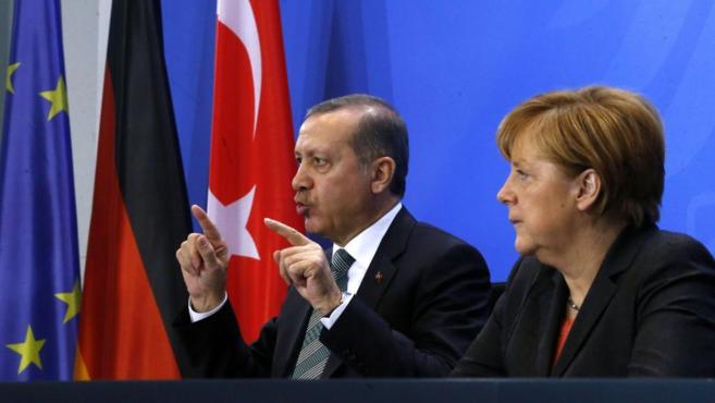 El primer ministro Erdogan y la canciller Merkel, durante su rueda de...