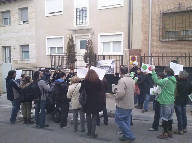 Un grupo de manifestantes, en la concentracin frente a la casa de la...
