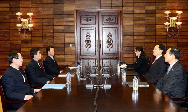 El jefe de la delegacin surcoreana Lee Duck Hang (2-d) reunido con...