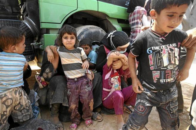 Nios sirios a su llegada a un campo de refugiados en la ciudad...