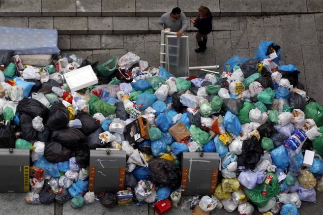 Acumulacin de basura en el centro de Alcorcn, este pasado martes.