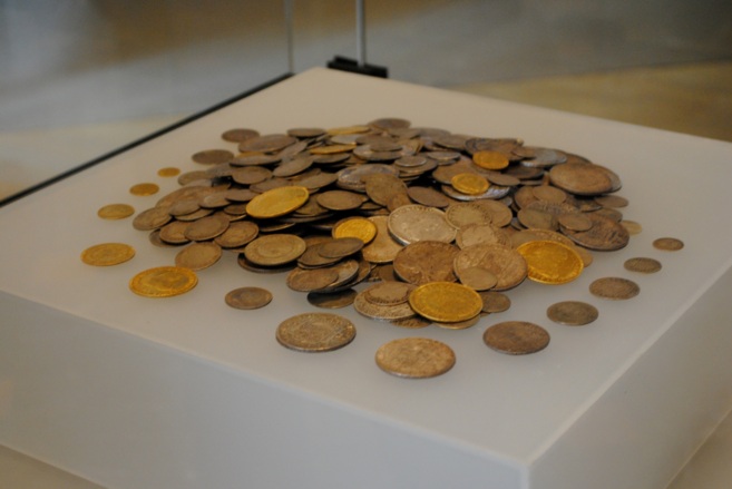 Conjunto de monedas expuestas en el Marq.
