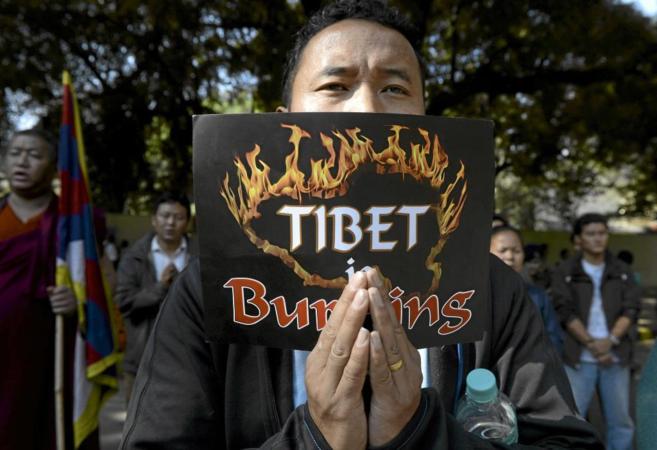 Manifestacin de jvenes tibetanos contra la represin china.