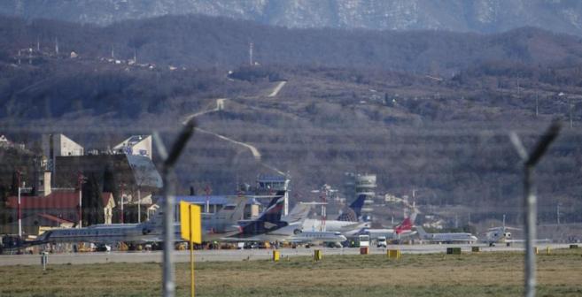 Aviones en el aeropuerto Adler de Sochi, sometido a fuertes medidas de...