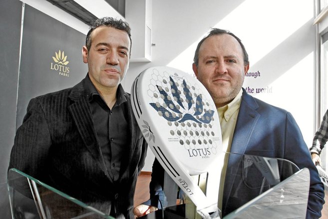 El gerente de Lotus Padel, Fernando Galva, con el vicepresidente de...