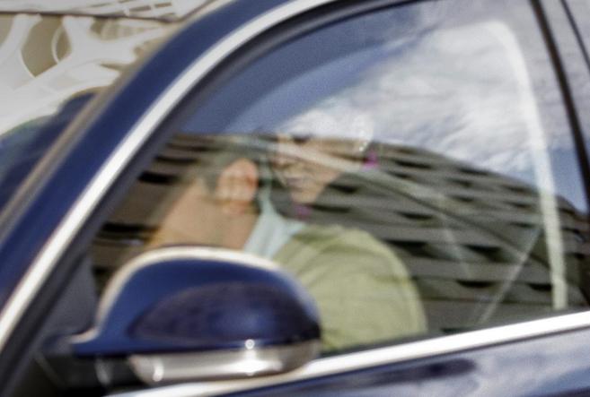 La Infanta Cristina, ayer al salir en coche de un hotel en Barcelona.