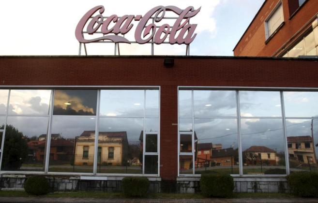Fachada de la factoría de Coca-Cola en la localidad asturiana de...