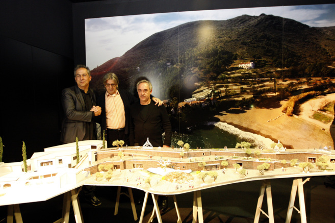 Ferran Adri junto a Juli Soler (centro) y el arquitecto Enric...
