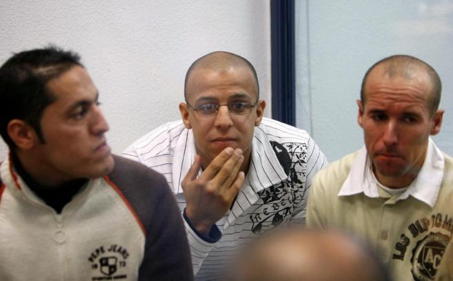Rafa Zouhier, en el centro, durante el juicio del 11-M.