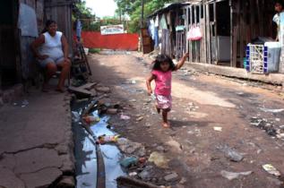 Una nia juega en un barrio de chabolas de Paraguay