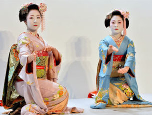 Geishas Apprentice realizan una danza
