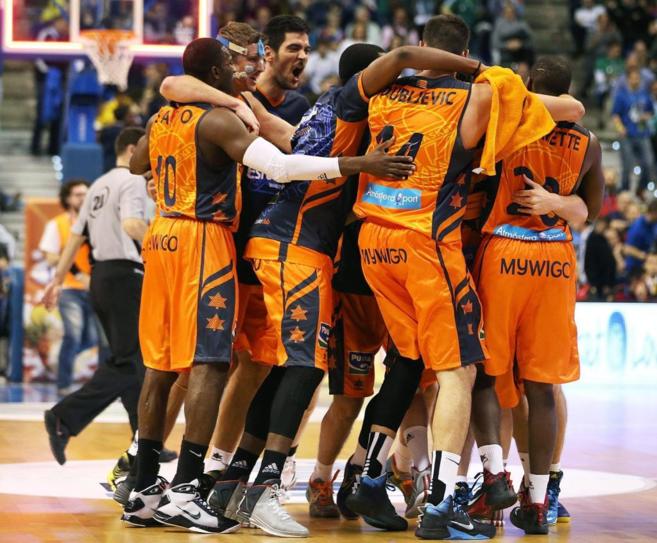 Los jugadores del Valencia Basket celebran el pase a semifinales de...