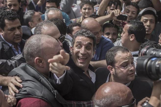 Basem Yusef, rodeado de una multitud el pasado ao en El Cairo.