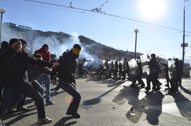 Enfrentamiento entre ciudadanos y policas en Sarajevo, esta semana.