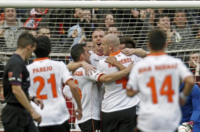 El defensa francs del Valencia Jeremy Mathieu celebra el primer gol...