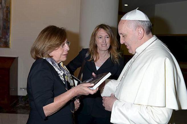 Elisabetta Piqu (centro), junto a su editora, entregndole un...