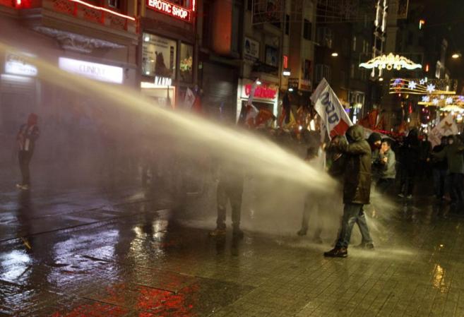 La polica dispersa a los manifestantes con caones de agua.